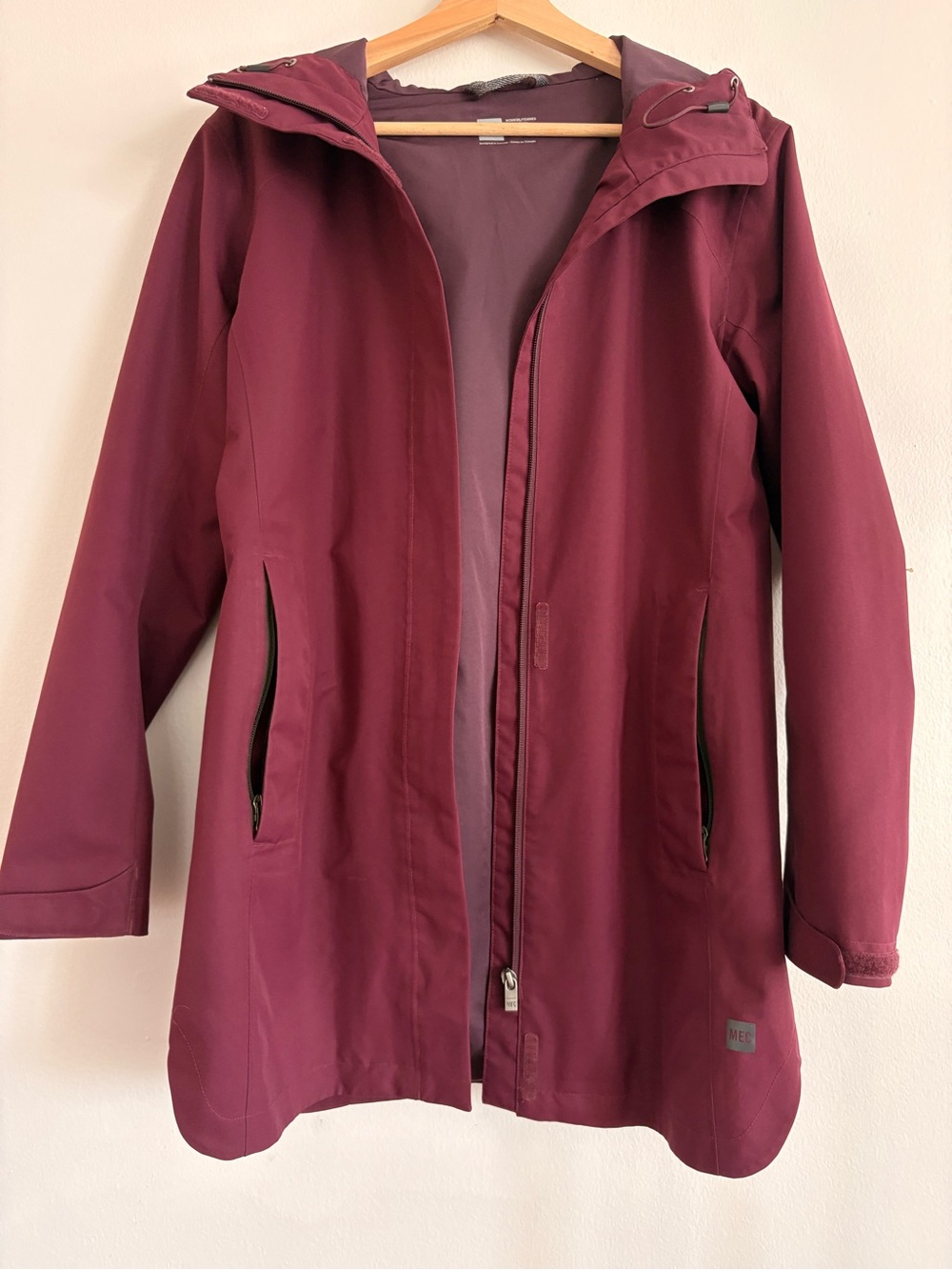 MEC Women’s Waterproof Hooded Rain Jacket Burgundy Small